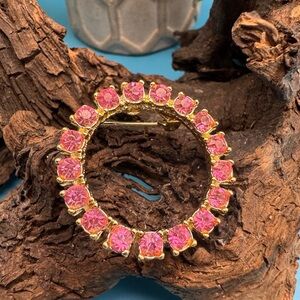 Vintage pink rhinestone circle brooch, EUC. Gold tone metal, 1 1/4”.